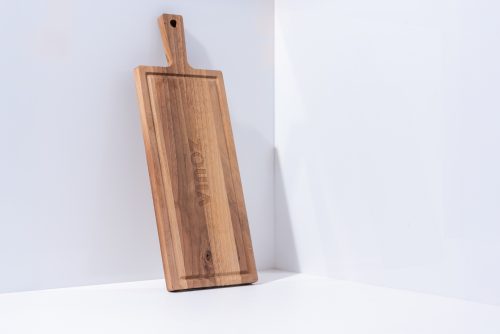 Gepersonaliseerde Borrelplank met handvat walnoot 48x17 cm